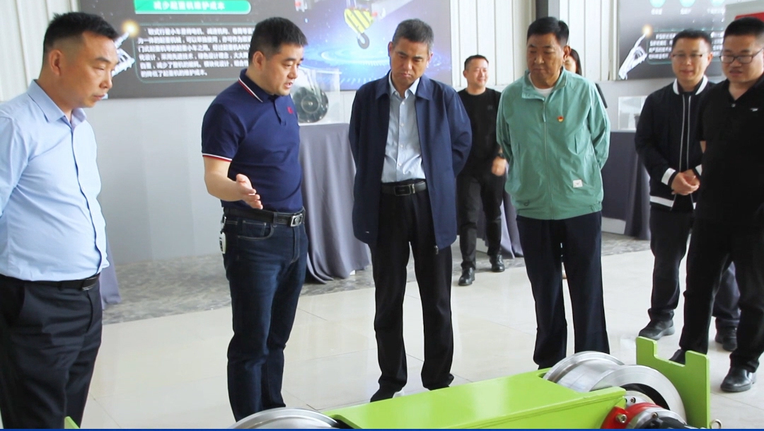 4月19日，熱烈歡迎市人大常委會副主任王國紅帶隊調(diào)研東起集團(tuán)